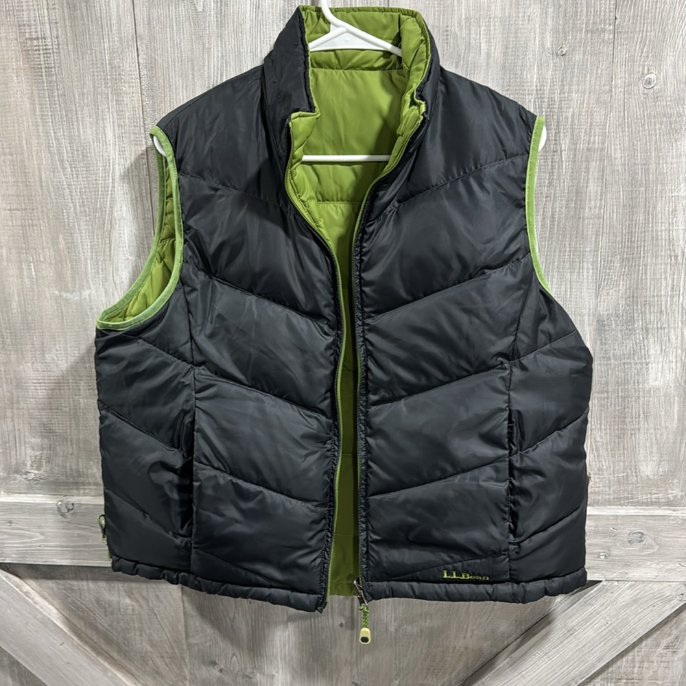 L L Bean women’s L down reversible green gray puffer vest. J1 - Picture 3 of 7